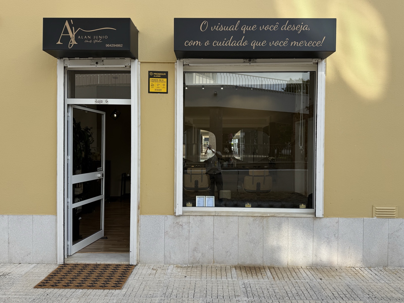 Fachada do Alan Junio Hair Studio em Carcavelos