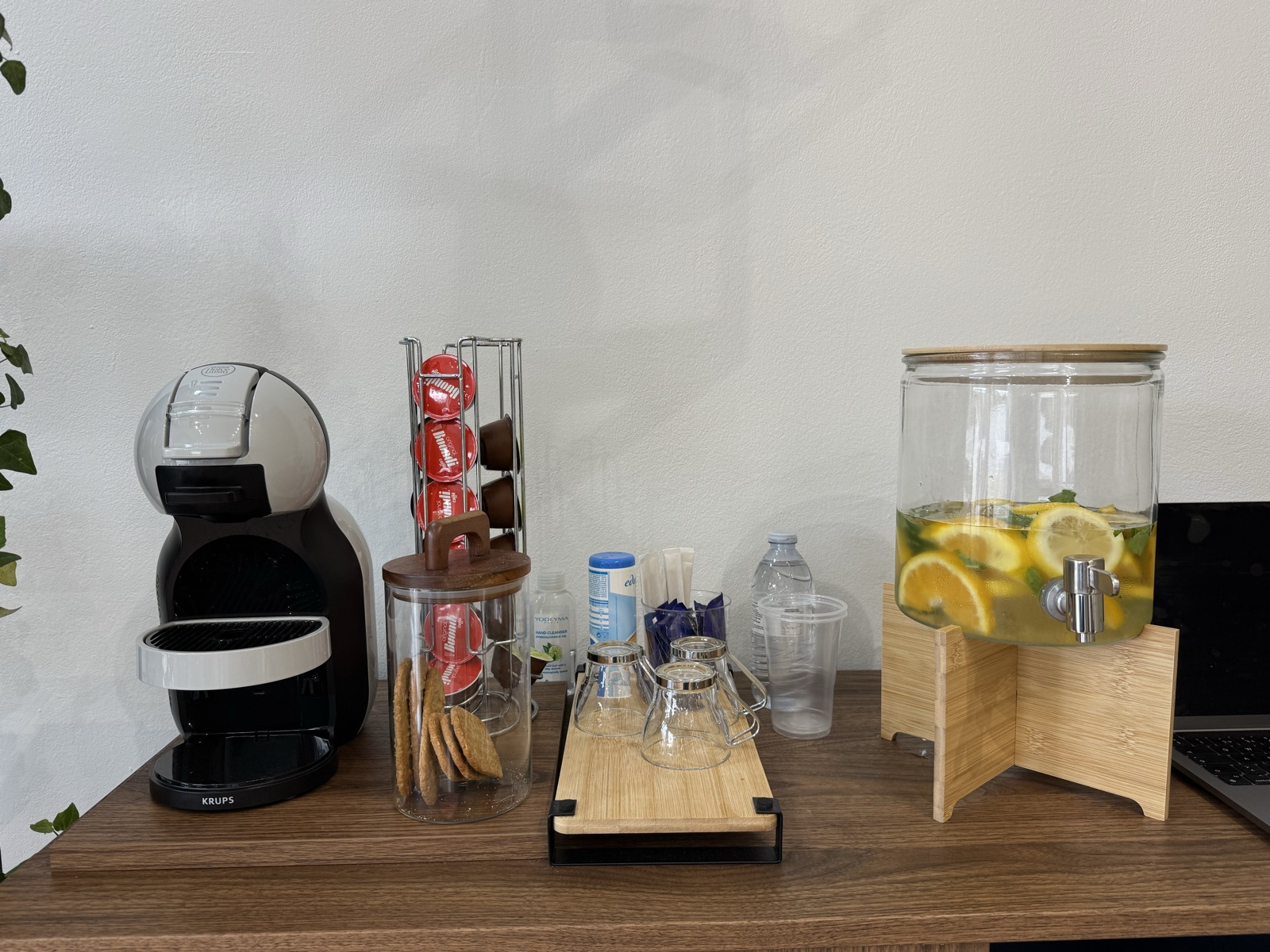 Estação de café e chá para os clientes