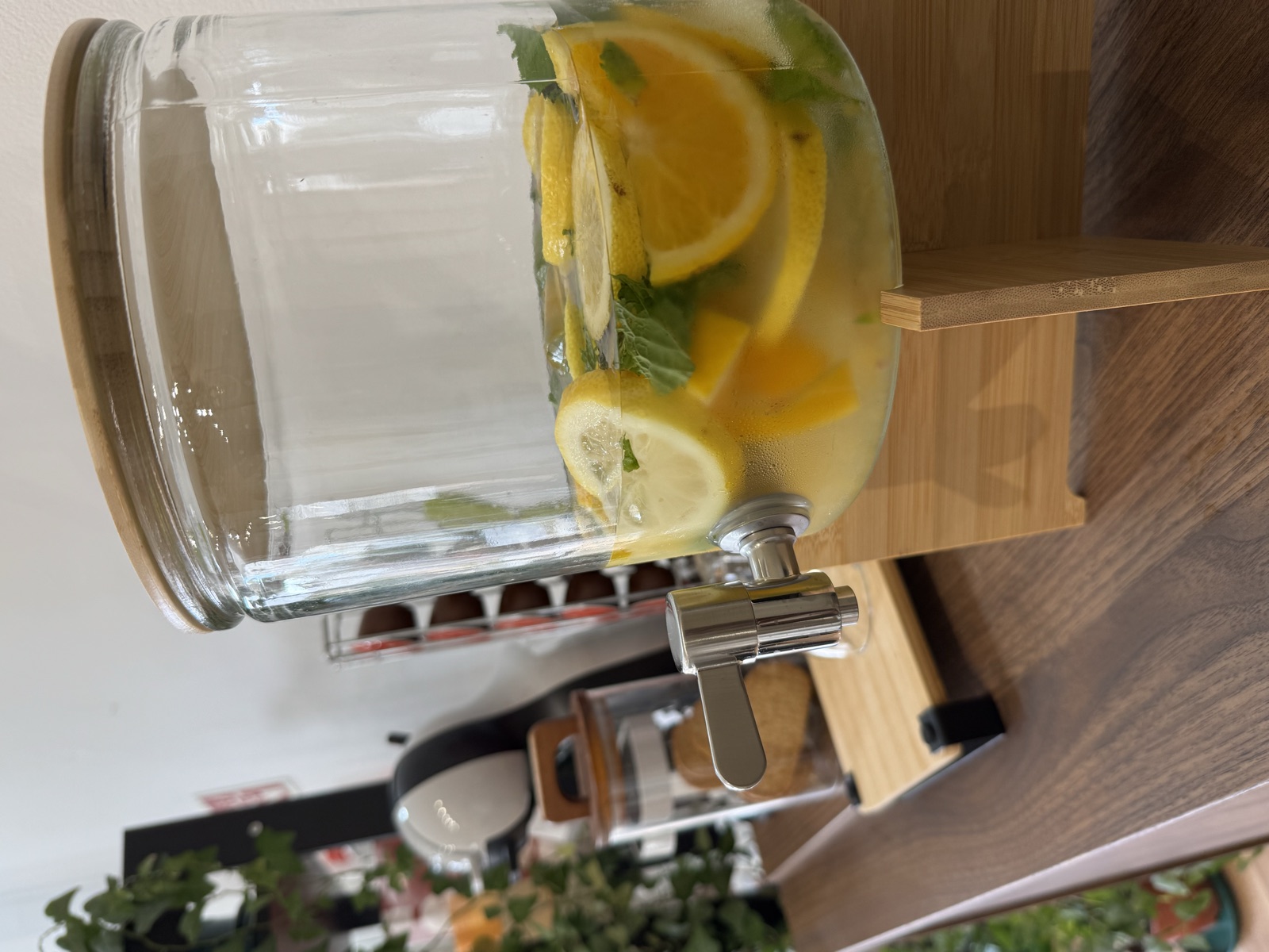 Água aromatizada com limão e hortelã oferecida aos clientes